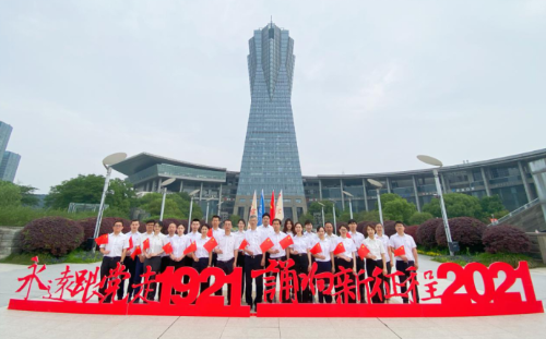 公司“永远跟党走，诵响新征程”红色诗文朗诵活动侧记1